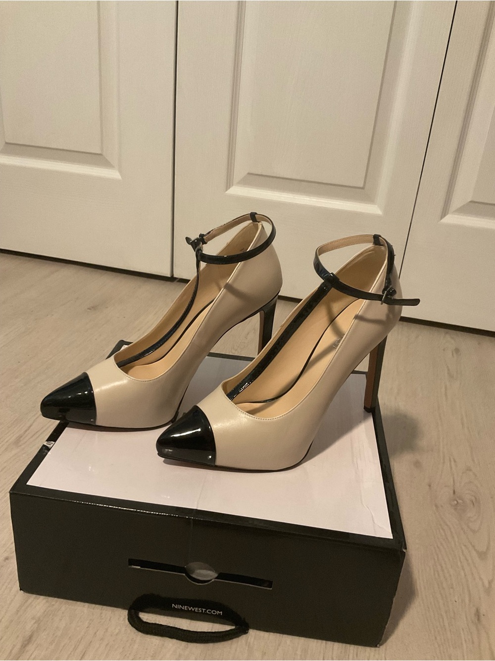 Nine West Black & Cream T‑Strap Pointed Toe Stiletto Size 9 New - Picture 3 of 6